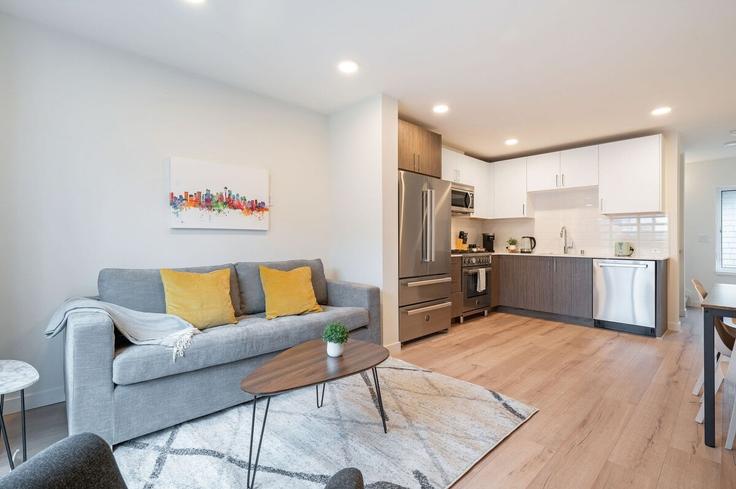 Elegant gestaltetes Wohnzimmer mit moderner Einrichtung in einer Wohnung im Building Aurora Avenue North - betterstay - 1035998 - SEA in Seattle, Seattle