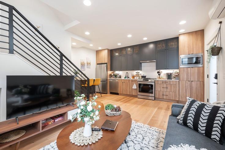Elegant gestaltetes Wohnzimmer mit moderner Einrichtung in einer Wohnung im Building West Cremona Street - betterstay - 1035999 - SEA in Seattle, Seattle