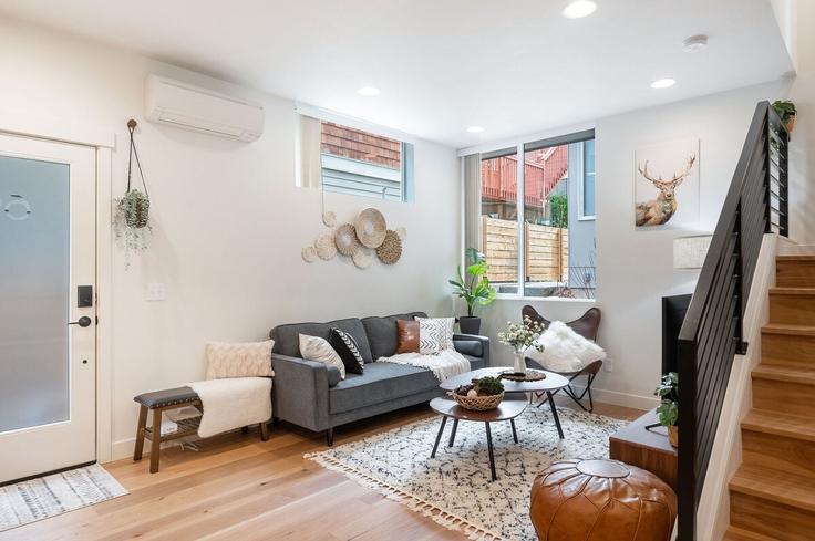 Seattle, Seattle에 위치한 Building West Cremona Street - betterstay - 1035999 - SEA 유닛의 세련된 인테리어가 돋보이는 거실 Seattle, Seattle에 위치한 Building West Cremona Street - betterstay - 1035999 - SEA 유닛의 세련된 인테리어가 돋보이는 거실