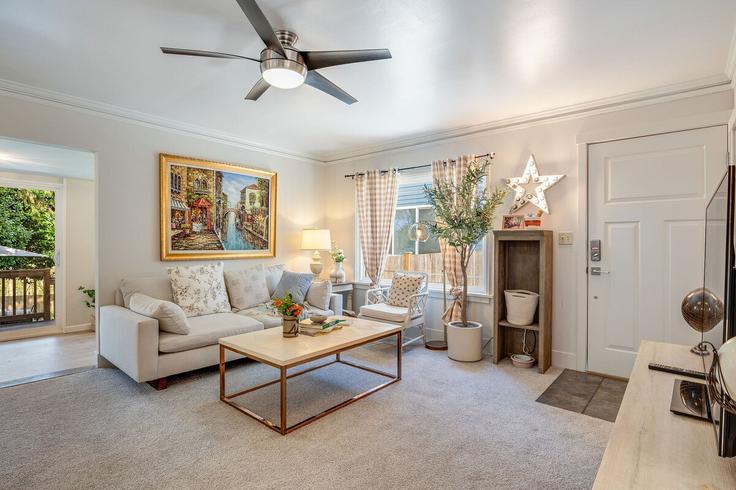Elegant gestaltetes Wohnzimmer mit moderner Einrichtung in einer Wohnung im Building 33rd Avenue West - betterstay - 1035996 - SEA in Seattle, Seattle