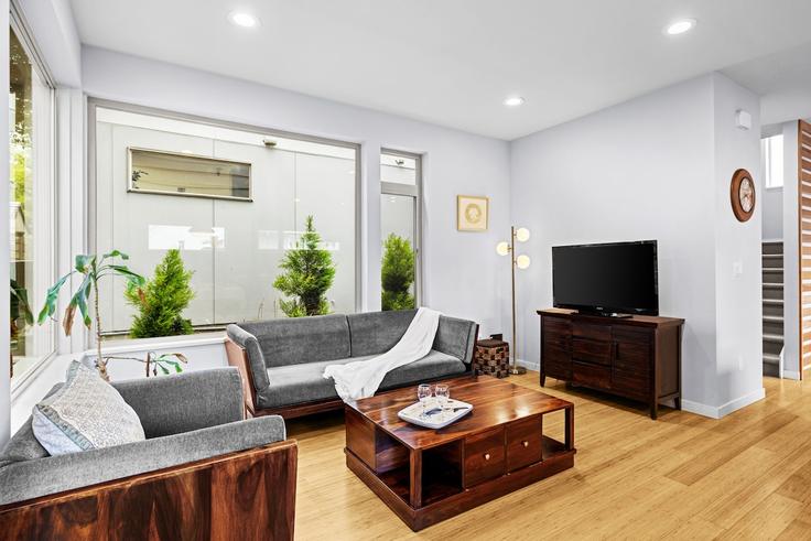 Elegant gestaltetes Wohnzimmer mit moderner Einrichtung in einer Wohnung im Building Linden Avenue North - betterstay - 1036060 - SEA in Seattle, Seattle