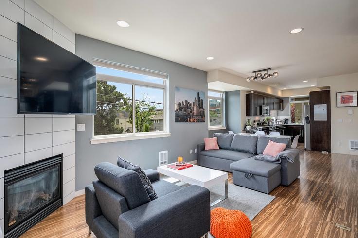 Seattle, Seattle에 위치한 Building East Columbia Street - betterstay - 1035995 - SEA 유닛의 세련된 인테리어가 돋보이는 거실 Seattle, Seattle에 위치한 Building East Columbia Street - betterstay - 1035995 - SEA 유닛의 세련된 인테리어가 돋보이는 거실