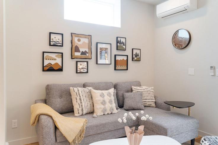 Sala de estar elegantemente projetada com móveis modernos em um apartamento no Building Burke Avenue North - betterstay - 1035993 - SEA em Seattle, Seattle Sala de estar elegantemente projetada com móveis modernos em um apartamento no Building Burke Avenue North - betterstay - 1035993 - SEA em Seattle, Seattle