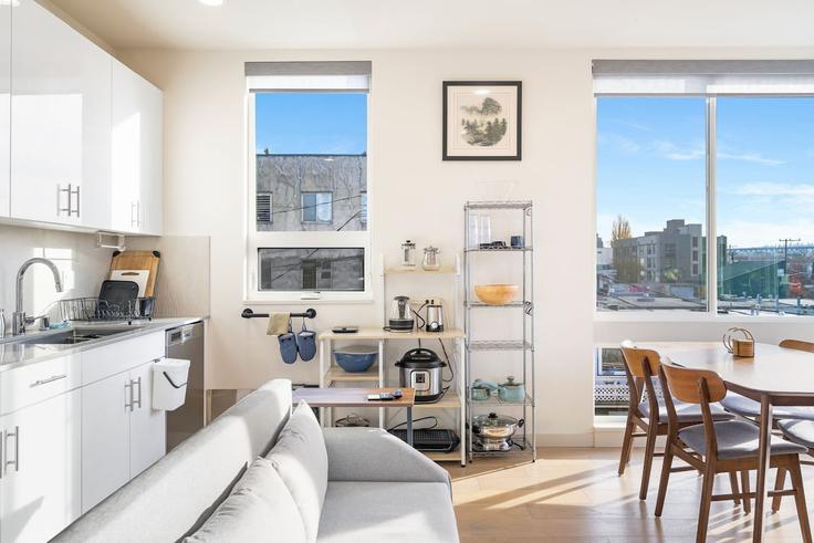 Elegant gestaltetes Wohnzimmer mit moderner Einrichtung in einer Wohnung im Building Leary Way Northwest - betterstay - 1035991 - SEA in Seattle, Seattle