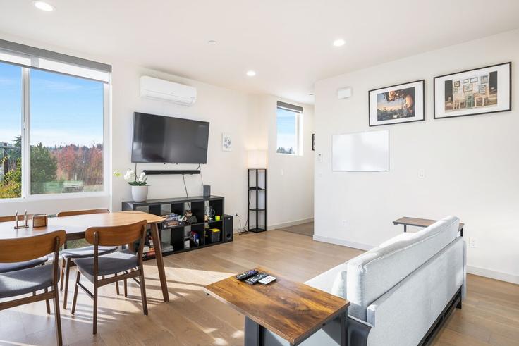 Seattle, Seattle에 위치한 Building Leary Way Northwest - betterstay - 1035991 - SEA 유닛의 세련된 인테리어가 돋보이는 거실 Seattle, Seattle에 위치한 Building Leary Way Northwest - betterstay - 1035991 - SEA 유닛의 세련된 인테리어가 돋보이는 거실