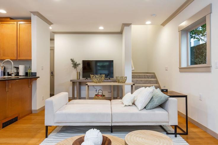 Elegant gestaltetes Wohnzimmer mit moderner Einrichtung in einer Wohnung im Building 19th Avenue - betterstay - 1036059 - SEA in Seattle, Seattle
