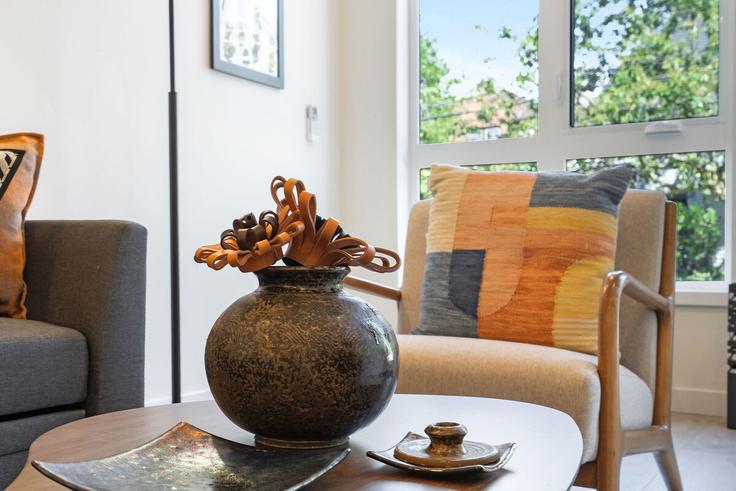 Elegant gestaltetes Wohnzimmer mit moderner Einrichtung in einer Wohnung im Building 14th Avenue - betterstay - 1036021 - SEA in Seattle, Seattle Elegant gestaltetes Wohnzimmer mit moderner Einrichtung in einer Wohnung im Building 14th Avenue - betterstay - 1036021 - SEA in Seattle, Seattle