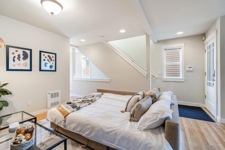 Seattle, Seattle에 위치한 Building Etruria Street - betterstay - 1036023 - SEA 유닛의 세련된 인테리어가 돋보이는 거실 Seattle, Seattle에 위치한 Building Etruria Street - betterstay - 1036023 - SEA 유닛의 세련된 인테리어가 돋보이는 거실