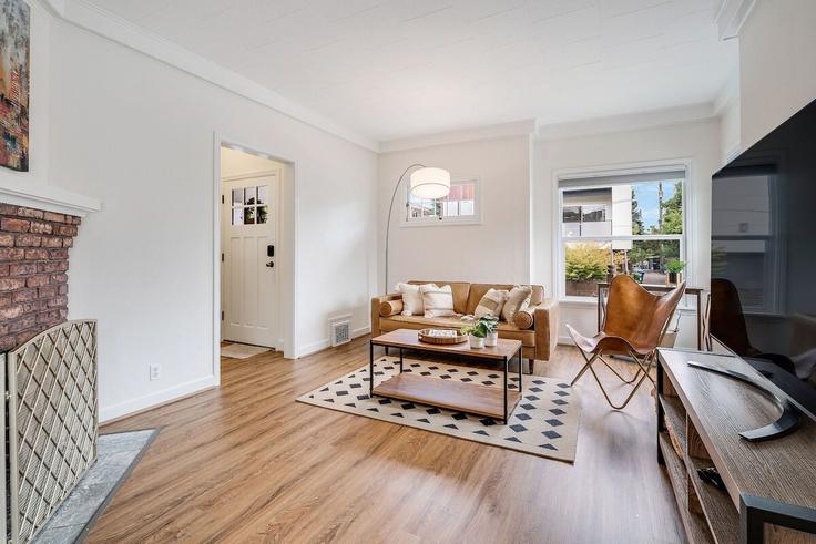 Elegant gestaltetes Wohnzimmer mit moderner Einrichtung in einer Wohnung im Building 7th Avenue West - betterstay - 1036024 - SEA in Seattle, Seattle