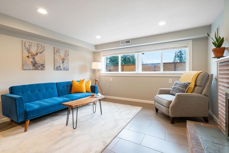 Sala de estar elegantemente projetada com móveis modernos em um apartamento no Building 5BR Family Home Near Seattle | Parks & Playgrounds - betterstay - 1036025 em Shoreline, Shoreline Sala de estar elegantemente projetada com móveis modernos em um apartamento no Building 5BR Family Home Near Seattle | Parks & Playgrounds - betterstay - 1036025 em Shoreline, Shoreline