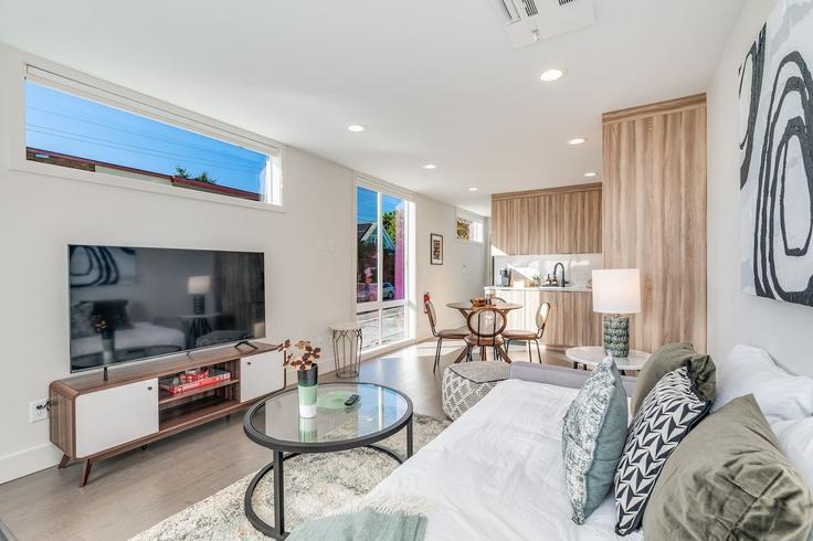 Seattle, Seattle에 위치한 Building North 42nd Street - betterstay - 1036016 - SEA 유닛의 세련된 인테리어가 돋보이는 거실 Seattle, Seattle에 위치한 Building North 42nd Street - betterstay - 1036016 - SEA 유닛의 세련된 인테리어가 돋보이는 거실