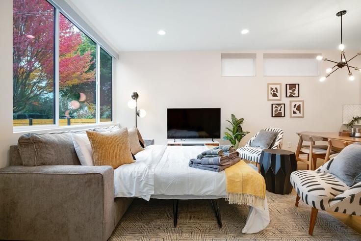 Seattle, Seattle에 위치한 Building 14th Avenue Northwest - betterstay - 1036019 - SEA 유닛의 세련된 인테리어가 돋보이는 거실 Seattle, Seattle에 위치한 Building 14th Avenue Northwest - betterstay - 1036019 - SEA 유닛의 세련된 인테리어가 돋보이는 거실