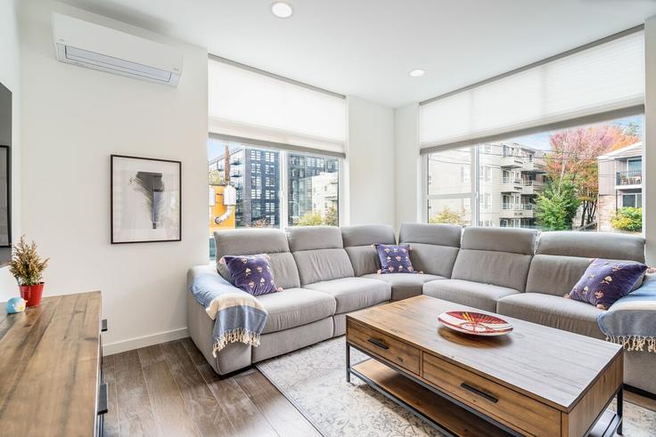 Elegant gestaltetes Wohnzimmer mit moderner Einrichtung in einer Wohnung im Building Valley Street - betterstay - 1036015 - SEA in Seattle, Seattle Elegant gestaltetes Wohnzimmer mit moderner Einrichtung in einer Wohnung im Building Valley Street - betterstay - 1036015 - SEA in Seattle, Seattle