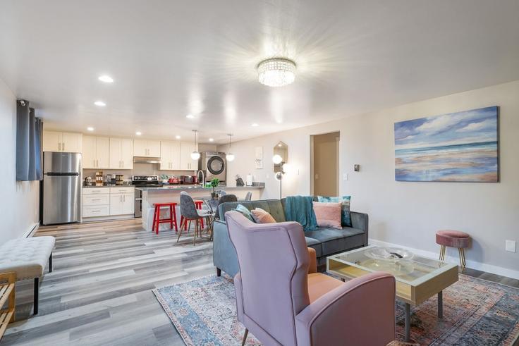 Seattle, Seattle에 위치한 Building 15th Avenue West - betterstay - 1035945 - SEA 유닛의 세련된 인테리어가 돋보이는 거실 Seattle, Seattle에 위치한 Building 15th Avenue West - betterstay - 1035945 - SEA 유닛의 세련된 인테리어가 돋보이는 거실