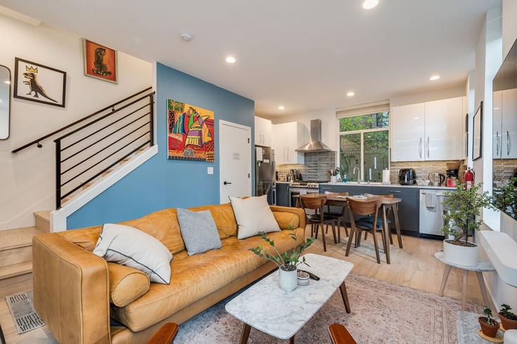 Elegant gestaltetes Wohnzimmer mit moderner Einrichtung in einer Wohnung im Building Belmont Avenue East - betterstay - 1035944 - SEA in Seattle, Seattle