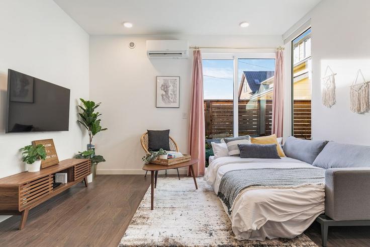 Seattle, Seattle에 위치한 Building East Union Street - betterstay - 1035940 - SEA 유닛의 세련된 인테리어가 돋보이는 거실 Seattle, Seattle에 위치한 Building East Union Street - betterstay - 1035940 - SEA 유닛의 세련된 인테리어가 돋보이는 거실