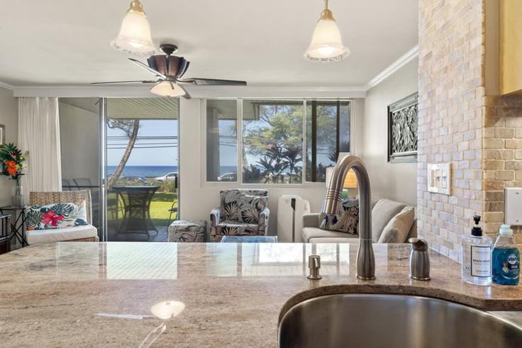Sala de estar elegantemente projetada com móveis modernos em um apartamento no Building South Kihei Road - betterstay - 1035938 - USA em Kihei, Kihei Sala de estar elegantemente projetada com móveis modernos em um apartamento no Building South Kihei Road - betterstay - 1035938 - USA em Kihei, Kihei