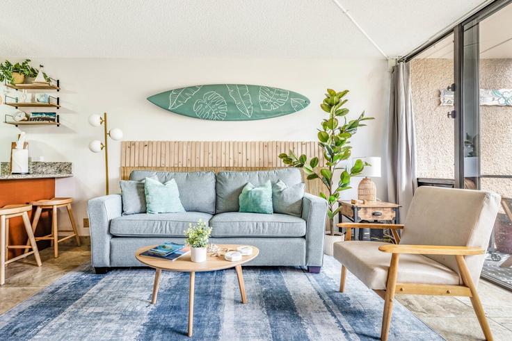Sala de estar elegantemente projetada com móveis modernos em um apartamento no Building South Kihei Road - betterstay - 1035937 - USA em Kihei, Kihei Sala de estar elegantemente projetada com móveis modernos em um apartamento no Building South Kihei Road - betterstay - 1035937 - USA em Kihei, Kihei