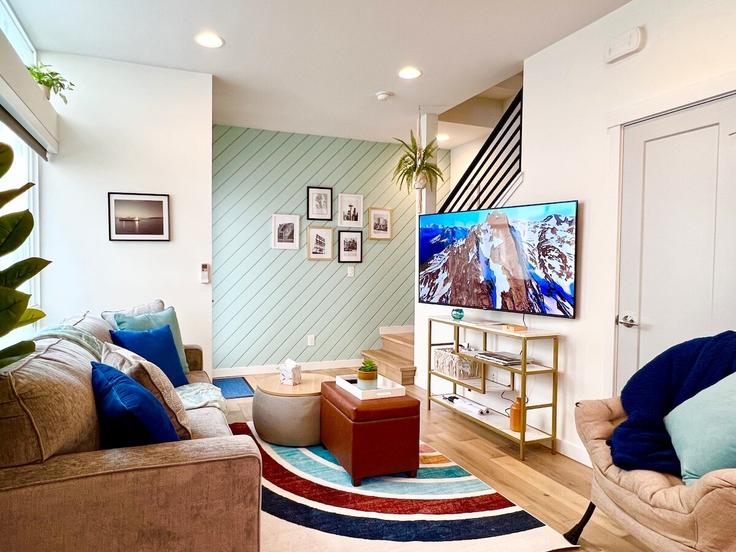 Elegant gestaltetes Wohnzimmer mit moderner Einrichtung in einer Wohnung im Building Broadway Ave E - betterstay - 1035934 - SEA in Seattle, Seattle Elegant gestaltetes Wohnzimmer mit moderner Einrichtung in einer Wohnung im Building Broadway Ave E - betterstay - 1035934 - SEA in Seattle, Seattle