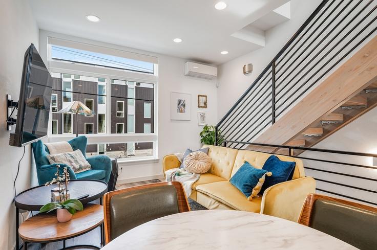 Seattle, Seattle에 위치한 Building Dayton Avenue North - betterstay - 1035935 - SEA 유닛의 세련된 인테리어가 돋보이는 거실 Seattle, Seattle에 위치한 Building Dayton Avenue North - betterstay - 1035935 - SEA 유닛의 세련된 인테리어가 돋보이는 거실
