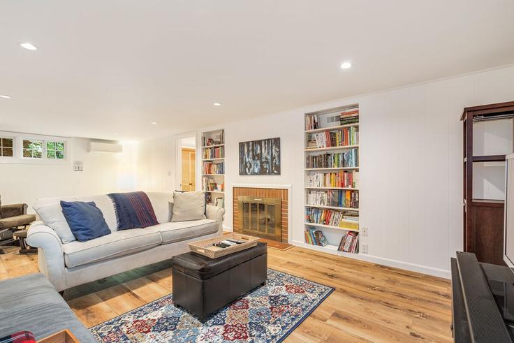 Sala de estar elegantemente projetada com móveis modernos em um apartamento no Building Northeast 84th Street - betterstay - 1035927 - SEA em Seattle, Seattle