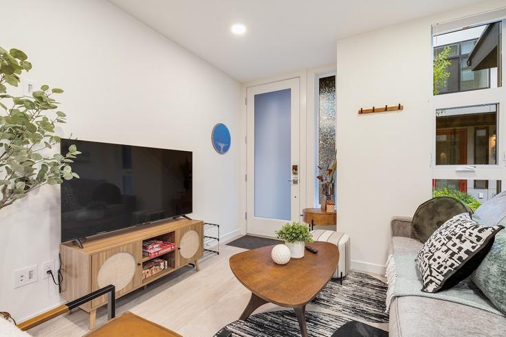 Salle de séjour élégante avec mobilier moderne dans un appartement à Building East Howell Street - betterstay - 1035920 - SEA à Seattle, Seattle Salle de séjour élégante avec mobilier moderne dans un appartement à Building East Howell Street - betterstay - 1035920 - SEA à Seattle, Seattle