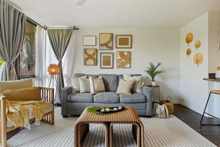 Sala de estar elegantemente projetada com móveis modernos em um apartamento no Building South Kihei Road - betterstay - 1035910 - USA em Kihei, Kihei Sala de estar elegantemente projetada com móveis modernos em um apartamento no Building South Kihei Road - betterstay - 1035910 - USA em Kihei, Kihei