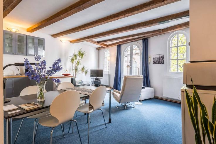 Elegant gestaltetes Wohnzimmer mit moderner Einrichtung in einer Wohnung im Building Spuistraat - betterstays - 1512287 in Amsterdam, Amsterdam