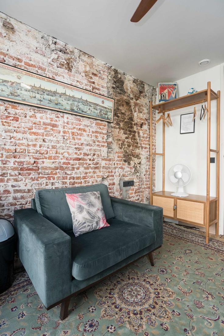 Elegant gestaltetes Wohnzimmer mit moderner Einrichtung in einer Wohnung im Building Herenstraat - betterstays - 1335264 in Amsterdam, Amsterdam