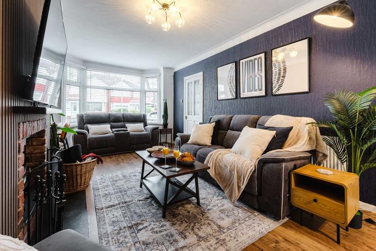 Borough of Tameside, Manchester에 위치한 Building Chatsworth Road - beyond-stays-group - 1626827 유닛의 세련된 인테리어가 돋보이는 거실 Borough of Tameside, Manchester에 위치한 Building Chatsworth Road - beyond-stays-group - 1626827 유닛의 세련된 인테리어가 돋보이는 거실