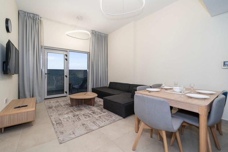 Sala de estar elegantemente projetada com móveis modernos em um apartamento no Building Tariaq Bedon Esm - bhavan-vacation-homes - 1351220 em Jebel Ali Village, Dubai