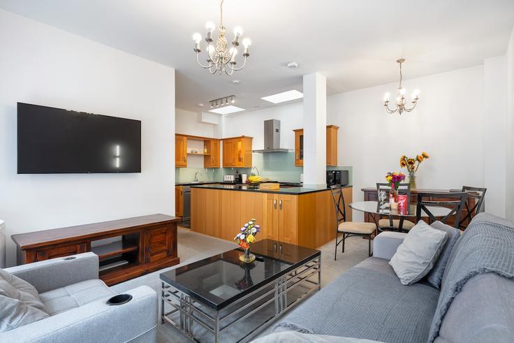 Elegant gestaltetes Wohnzimmer mit moderner Einrichtung in einer Wohnung im Building Horseferry Road - big-ben-stays - 1541038 in City of Westminster, London Elegant gestaltetes Wohnzimmer mit moderner Einrichtung in einer Wohnung im Building Horseferry Road - big-ben-stays - 1541038 in City of Westminster, London