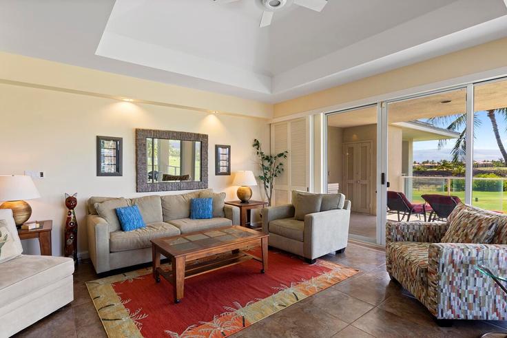 Elegant gestaltetes Wohnzimmer mit moderner Einrichtung in einer Wohnung im Building Keana Place - big-island-vacation-properties - 1645793 in Waikoloa Beach Resort, Waikoloa Beach Resort Elegant gestaltetes Wohnzimmer mit moderner Einrichtung in einer Wohnung im Building Keana Place - big-island-vacation-properties - 1645793 in Waikoloa Beach Resort, Waikoloa Beach Resort