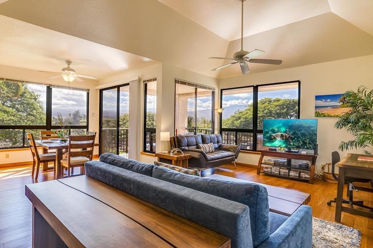 Elegant gestaltetes Wohnzimmer mit moderner Einrichtung in einer Wohnung im Building Keana Place - big-island-vacation-properties - 1645783 in Waikoloa Beach Resort, Waikoloa Beach Resort Elegant gestaltetes Wohnzimmer mit moderner Einrichtung in einer Wohnung im Building Keana Place - big-island-vacation-properties - 1645783 in Waikoloa Beach Resort, Waikoloa Beach Resort