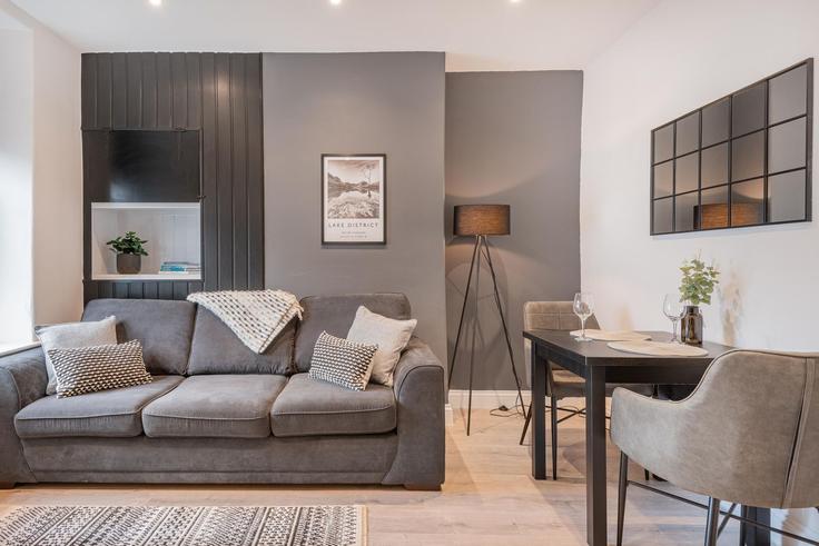 Salle de séjour élégante avec mobilier moderne dans un appartement à Building Southend Road - birchstays - 1346739 à Eden District, Penrith