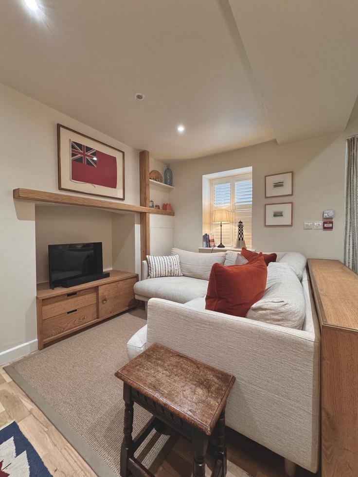 Salle de séjour élégante avec mobilier moderne dans un appartement à Building High Street - birchstays - 1346751 à Llanfaelog, Rhosneigr Salle de séjour élégante avec mobilier moderne dans un appartement à Building High Street - birchstays - 1346751 à Llanfaelog, Rhosneigr