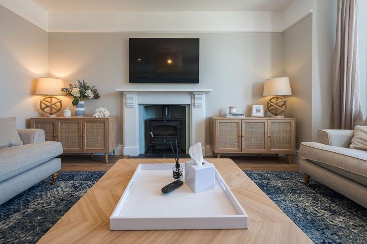 Elegante sala de estar con mobiliario moderno en un apartamento en Building High Street - birchstays - 1346753 en Llanfaelog, Rhosneigr