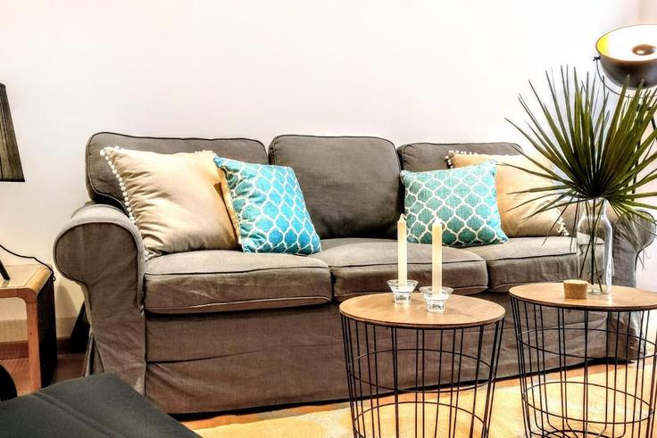 Elegante sala de estar con mobiliario moderno en un apartamento en Building Carrer de Sant Pau - bizflats - 1055553 en Ciutat Vella, Barcelona