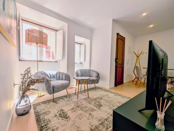 Sala de estar elegantemente projetada com móveis modernos em um apartamento no Building Travessa Parreiras - bleisured - 1375418 em Santo António, Lisbon
