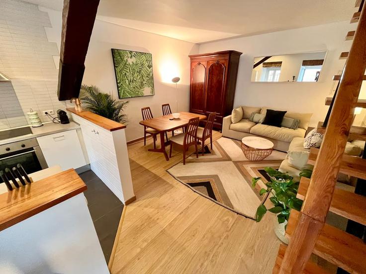 Salle de séjour élégante avec mobilier moderne dans un appartement à Building Rua Academia das Ciências - bleisured - 1375419 à Misericórdia, Lisbon