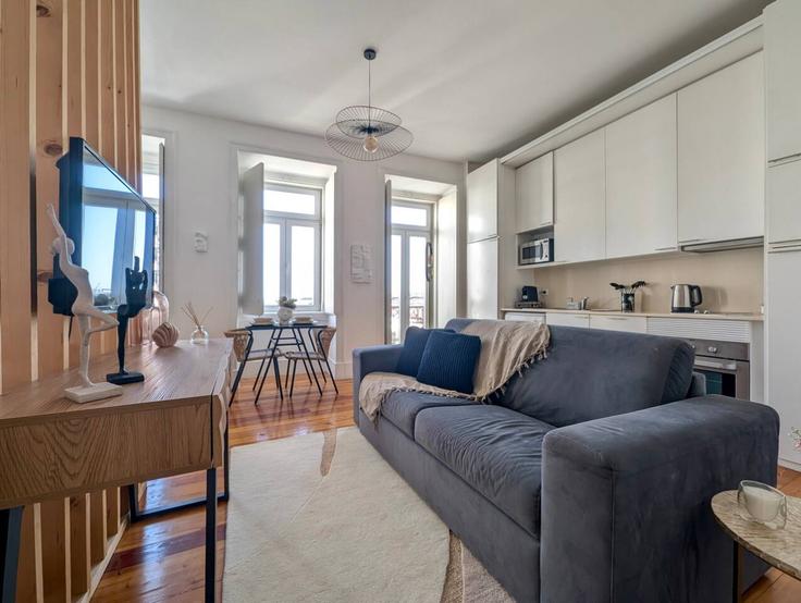 Salle de séjour élégante avec mobilier moderne dans un appartement à Building Rua da Boavista - bleisured - 1375421 à Misericórdia, Lisbon