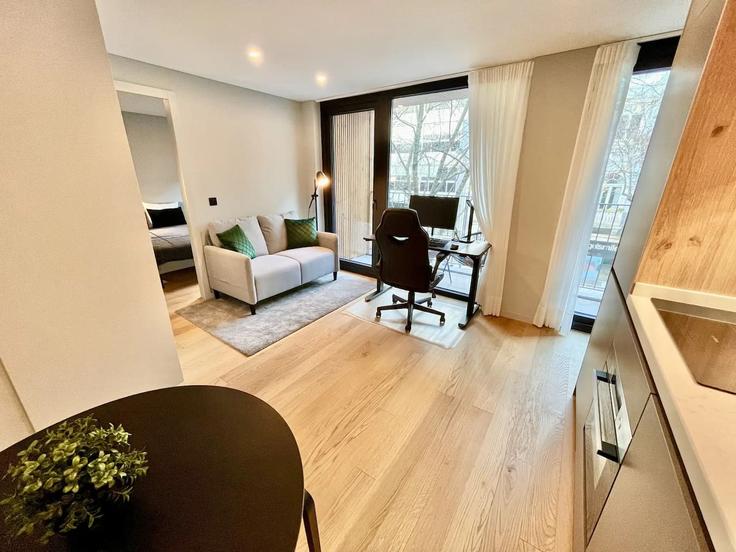Avenidas Novas, Lisbon에 위치한 Building Avenida João Crisóstomo - bleisured - 1375423 유닛의 세련된 인테리어가 돋보이는 거실 Avenidas Novas, Lisbon에 위치한 Building Avenida João Crisóstomo - bleisured - 1375423 유닛의 세련된 인테리어가 돋보이는 거실