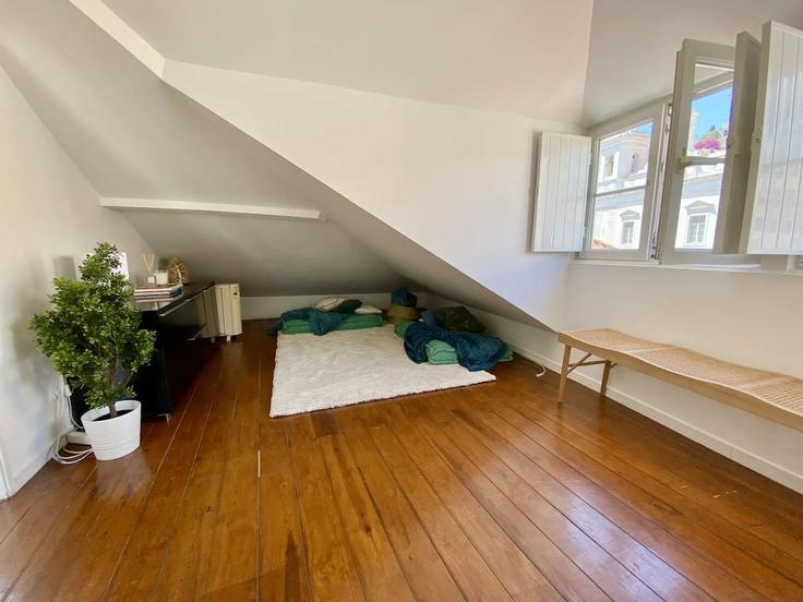 Building Travessa do Terreiro do Trigo - bleisured - 1375427 adresindeki bir dairede modern mobilyalarla zarif bir şekilde tasarlanmış oturma odası Santa Maria Maior, Lisbon