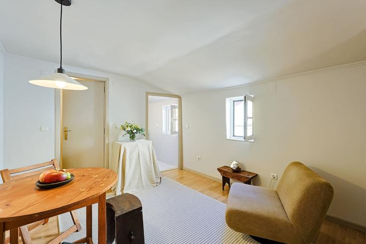 Salle de séjour élégante avec mobilier moderne dans un appartement à Building Rua de São Ciro - bleisured - 1375435 à Estrela, Lisbon