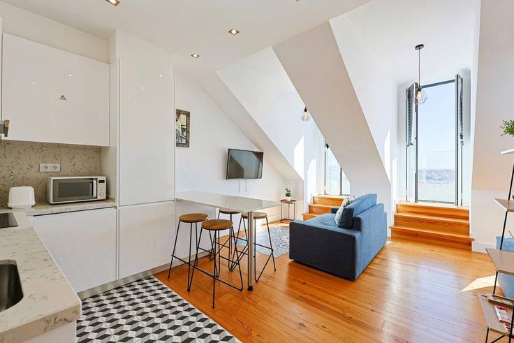 Salle de séjour élégante avec mobilier moderne dans un appartement à Building Rua Doutor Teófilo Braga - bleisured - 1375438 à Estrela, Lisbon