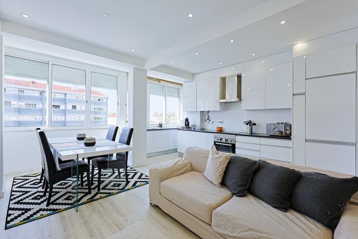 Elegante sala de estar con mobiliario moderno en un apartamento en Building Rua Actor Augusto de Melo - bleisured - 1375439 en Beato, Lisbon