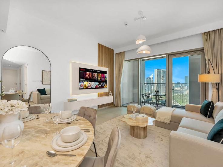 Building Tariaq Bedon Esm - blissfulstays - 1505783 adresindeki bir dairede modern mobilyalarla zarif bir şekilde tasarlanmış oturma odası Za'abeel, Dubai