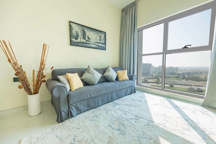Dubai Wadi Al Safa 2のBuilding Tariaq Bedon Esm - bloomfields-holiday-home - 1474880のアパートメントにある、モダンな家具を備えたエレガントなデザインのリビングルーム