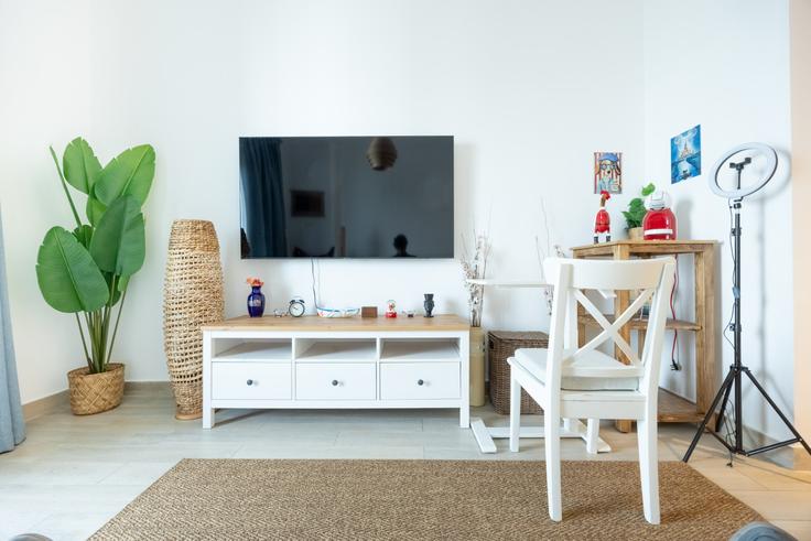 Yas Island, Abu Dhabi에 위치한 Building Tariaq Bedon Esm - bloomfields-holiday-home - 1474786 유닛의 세련된 인테리어가 돋보이는 거실 Yas Island, Abu Dhabi에 위치한 Building Tariaq Bedon Esm - bloomfields-holiday-home - 1474786 유닛의 세련된 인테리어가 돋보이는 거실