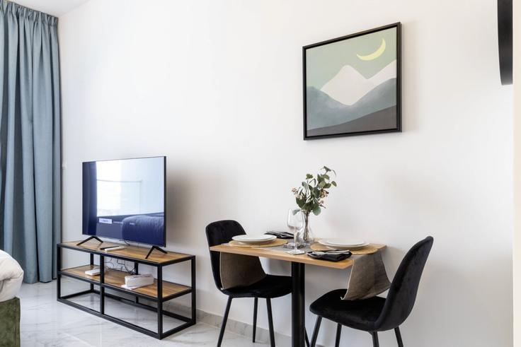 Esstisch mit stilvollen Stühlen in einer Wohnung im Building Al Ibda' St - bloomfields-holiday-home - 1474807 in Masdar City, Abu Dhabi